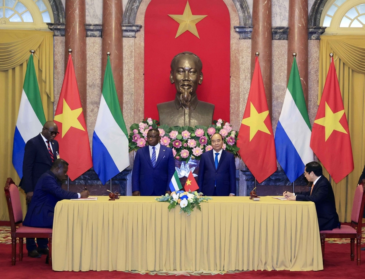 Tổng thống Sierra Leone - Julius Maada Bio sang thăm Việt Nam vào thời điểm kỷ niệm 40 năm quan hệ ngoại giao giữa hai nước (24/6/1982-24/6/2022) và mang ý nghĩa lịch sử trong quan hệ Việt Nam-Sierra Leone, khi đây là hoạt động trao đổi đoàn cấp nguyên thủ đầu tiên của hai nước.