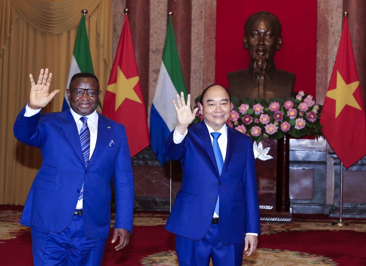 Ngay sau lễ đón, Chủ tịch nước Việt Nam Nguyễn Xuân Phúc và Tổng thống Julius Maada Bio cùng đoàn cấp cao hai nước đã tiến hành hội đàm. 