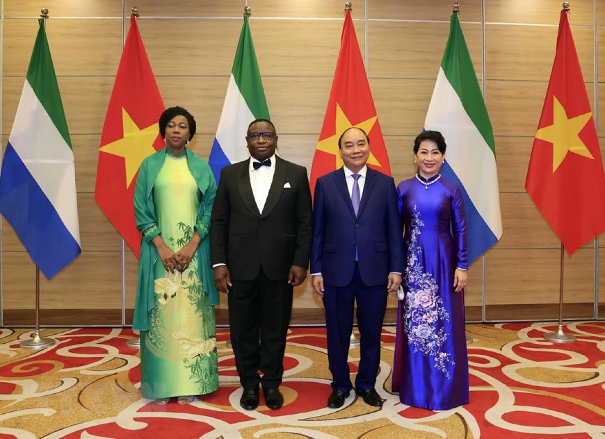 Tối cùng ngày, Chủ tịch nước Nguyễn Xuân Phúc và Phu nhân chủ trì tiệc chiêu đãi chào mừng Tổng thống nước Cộng hòa Sierra Leone Julius Maada Bio và Phu nhân thăm chính thức Việt Nam.