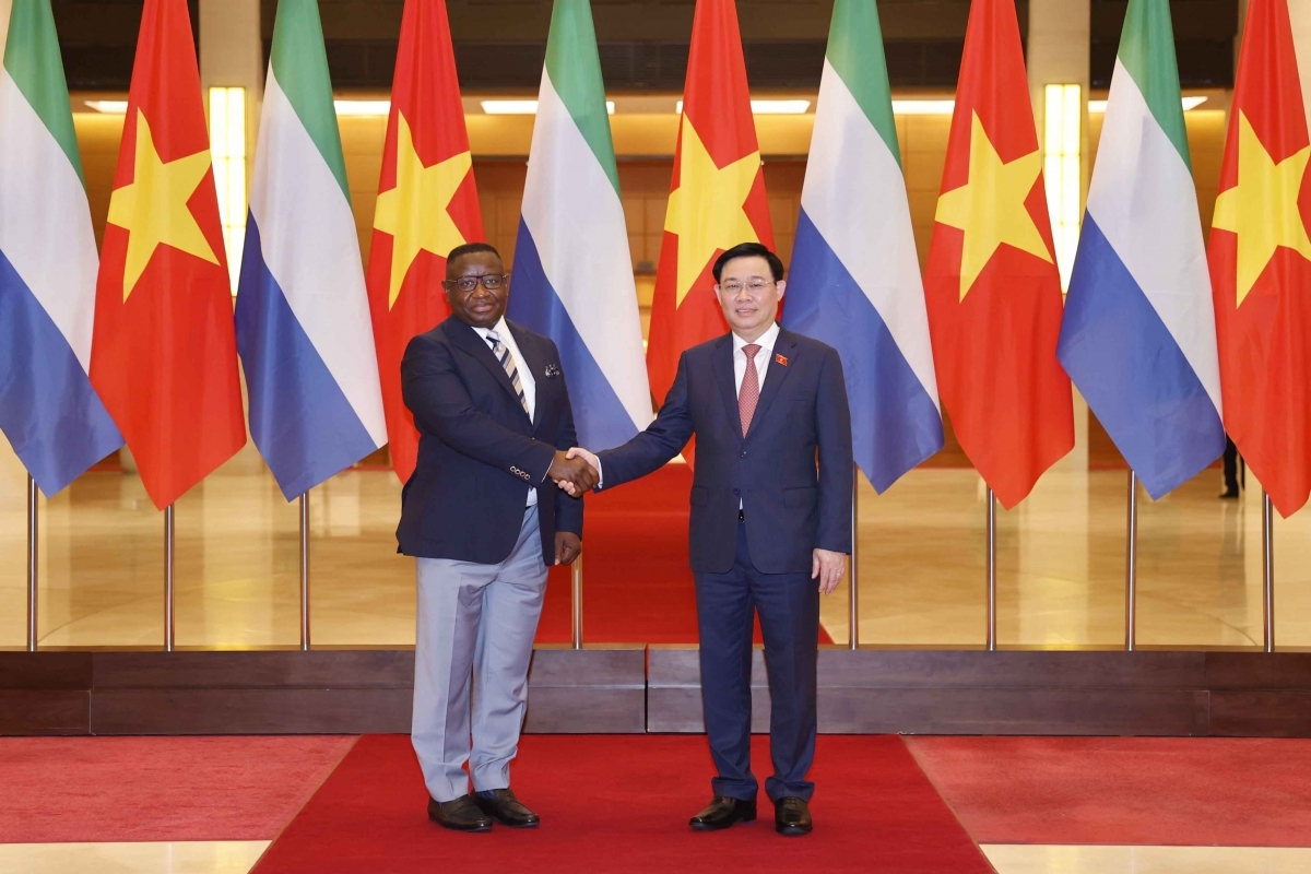 Nhấn mạnh, Quốc hội Việt Nam có vai trò quan trọng trong điều hành đất nước, Tổng thống Sierra Leone nhất trí với Chủ tịch Quốc hội Việt Nam sẽ tạo cơ hội để cơ quan lập pháp hai nước tăng cường hợp tác, chia sẻ, nâng tầm quan hệ.