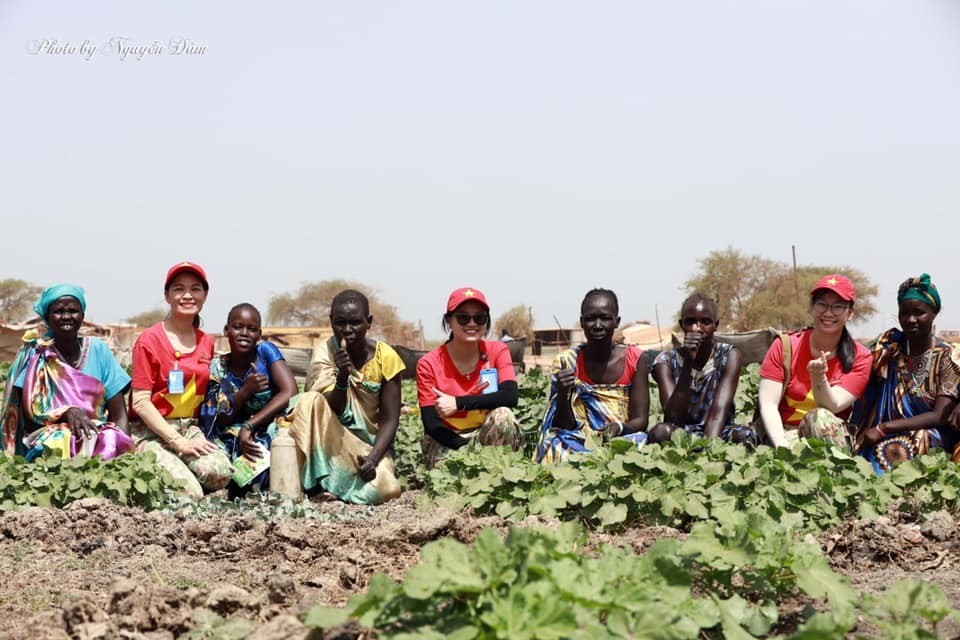 Thanh niên BVDC 2.3 hướng dẫn người dân Bentiu trồng rau