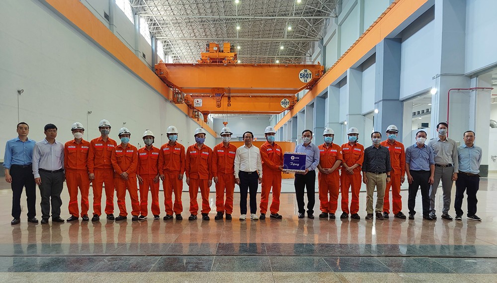 Chủ tịch HĐTV EVN Dương Quang Thành và đoàn công tác tặng quà động viên CBCNV Công ty Thủy điện Sơn La