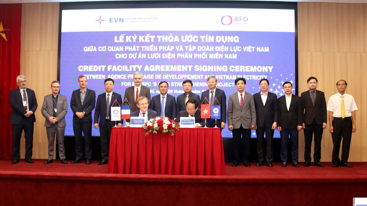 Lãnh đạo EVN và lãnh đạo AFD ký kết thỏa thuận hợp tác.