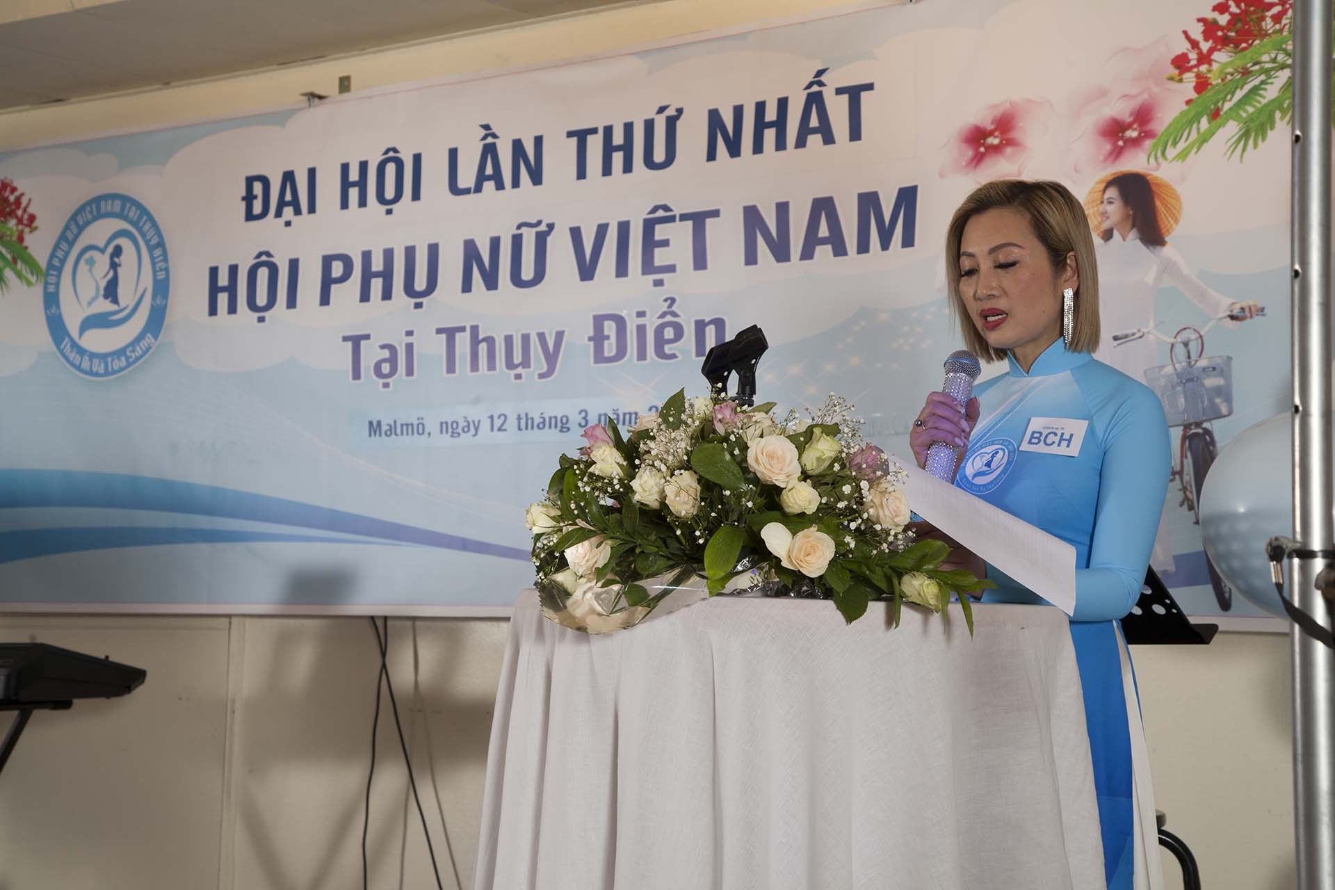 Chủ tịch Hội phụ nữ Việt Nam tại Thụy Điển Trần Thị Oanh phát biểu.