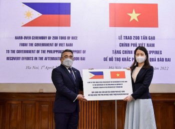 Việt Nam trao tặng 200 tấn gạo hỗ trợ Philippines khắc phục hậu quả bão Rai