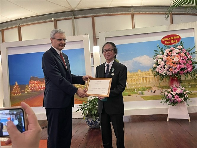 Nước Pháp trao Huân chương hiệp sĩ Văn học nghệ thuật cho NSND Đặng Nhật Minh