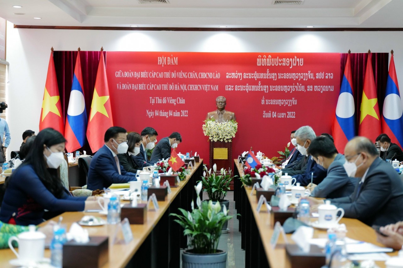 Toàn cảnh cuộc hội đàm giữa Đoàn đại biểu cấp cao Thủ đô Hà Nội và Đoàn đại biểu cấp cao Thủ đô Viêng Chăn.