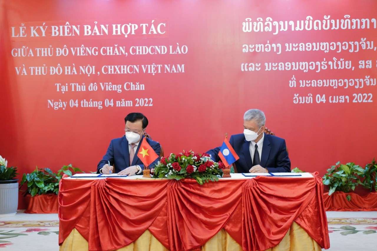 Đồng chí Đinh Tiến Dũng và đồng chí Anouphap Tounalom ký kết biên bản thoả thuận hợp tác giữa Thủ đô Hà Nội và Thủ đô Viêng Chăn giai đoạn 2022-2025.