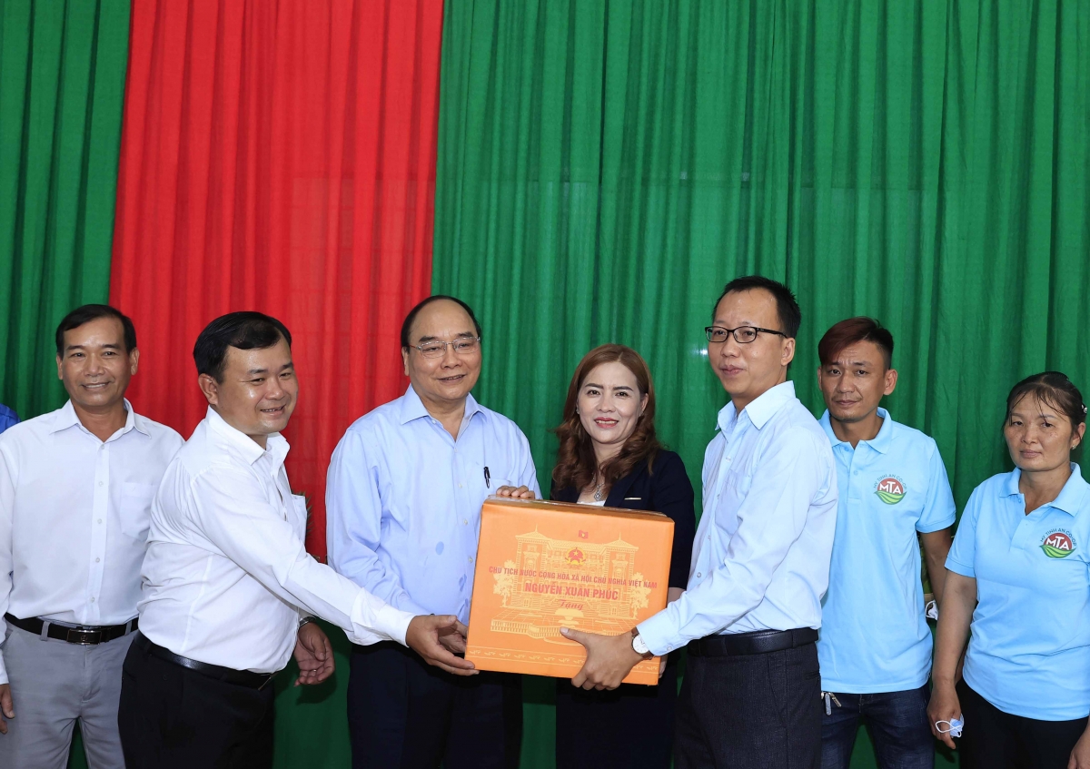 Chủ tịch nước Nguyễn Xuân Phúc tặng quà cho HTX thanh long Mỹ Tịnh An.
