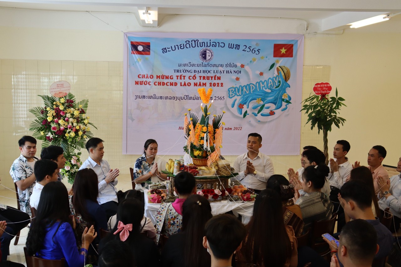Các đại biểu và LHS Lào tham dự nghi lễ truyền thống của Tết Bunpimay.