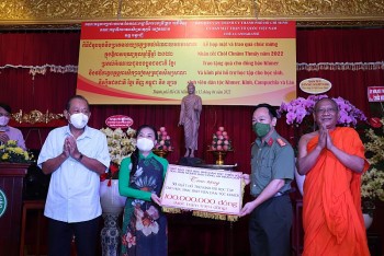 TP Hồ Chí Minh: Trao tặng quà nhân dịp Tết Chôl Chnăm Thmây của đồng bào dân tộc Khmer
