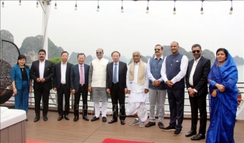 Chủ tịch Hạ viện Ấn Độ thăm vịnh Hạ Long