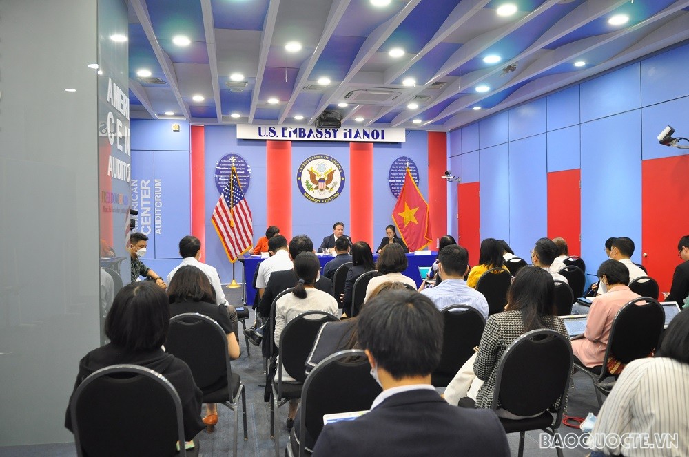 (04.20) Toàn cảnh buổi họp báo chính thức đầu tiên của Đại sứ Mỹ tại Việt Nam Marc Knapper. (Ảnh: Minh Quân)