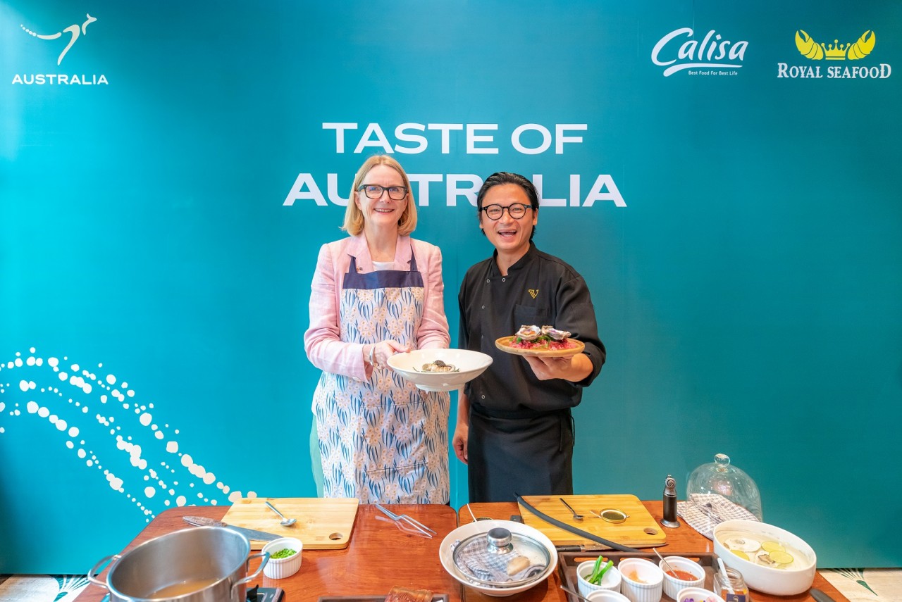 Tổng Lãnh sự Australia Sarah Hooper và đầu bếp Luke Nguyen nấu ăn giới thiệu hương vị Australia.
