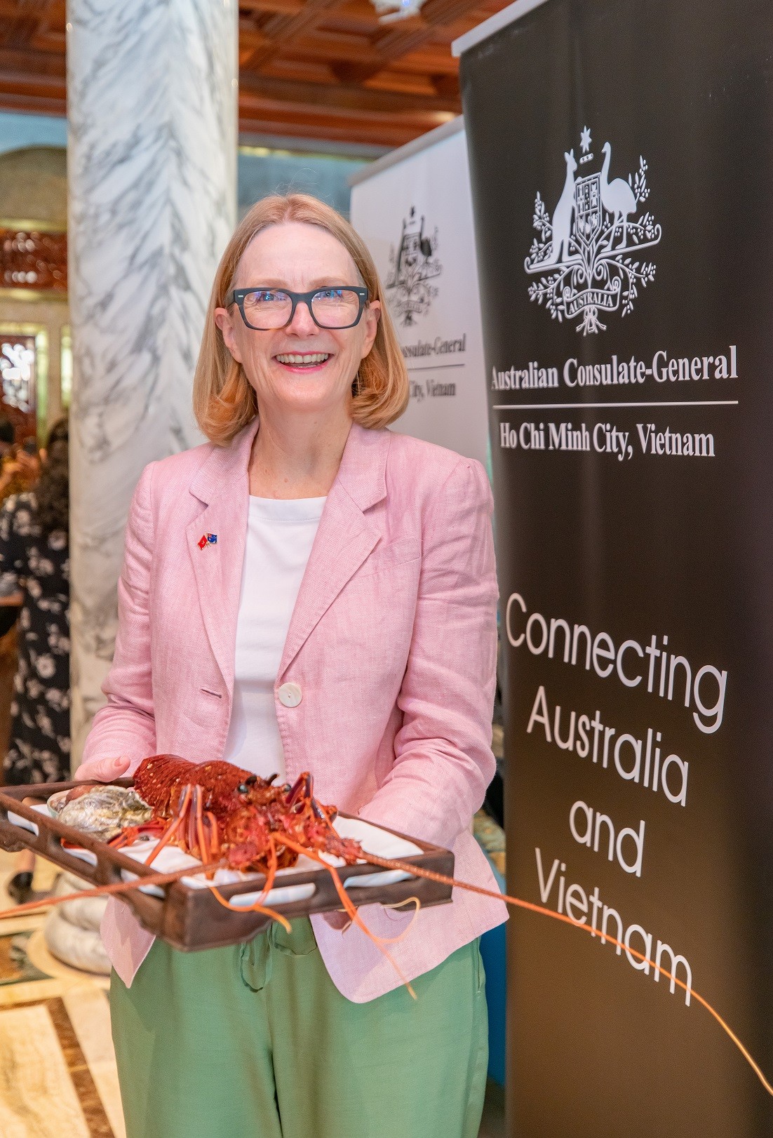 Bà Sarah Hooper, Tổng Lãnh sự Australia tại TPHCM, giới thiệu món ăn từ tôm hùm đá Australia.