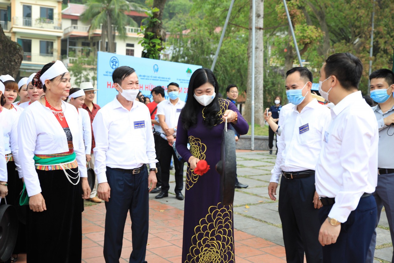 Các đại biểu trải nghiệm cồng chiêng.