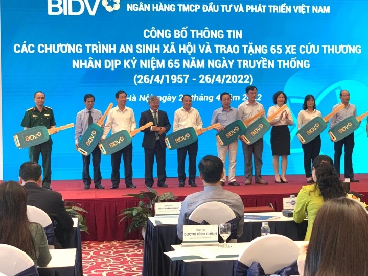 BIDV trao tặng 65 xe cứu thương cho các địa phương