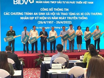 BIDV trao tặng 65 xe cứu thương cho các địa phương