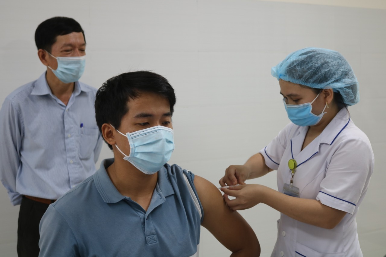 Tin COVID hôm nay sáng 2/5: Người mắc COVID-19 sau tiêm vaccine mũi 3 sẽ tiêm mũi 4 khi nào?