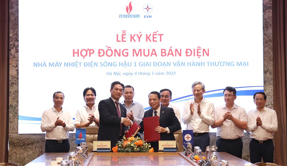 Đại diện Bộ Công Thương, EVN và PVN tại Lễ ký kết hợp đồng mua bán điện Nhà máy Nhiệt điện Sông Hậu 1.