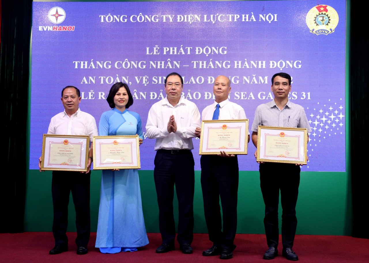 Ông Đỗ Đức Hùng - Chủ tịch Công đoàn Điện lực Việt Nam trao Bằng khen EVN cho các tập thể của EVNHANOI có thành tích xuất sắc trong công tác an toàn vệ sinh lao động