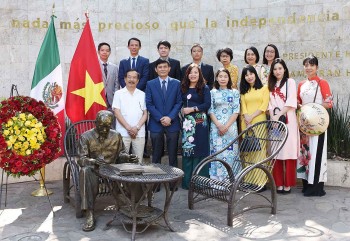 Cộng đồng người Việt tại Mexico dâng hoa tại tượng đài Chủ tịch Hồ Chí Minh