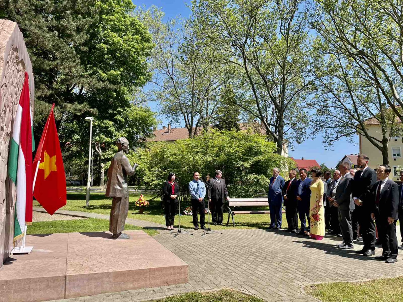 Dâng hoa và trồng cây nhớ ơn Chủ tịch Hồ Chí Minh tại Zalaegerszeg, Hungary