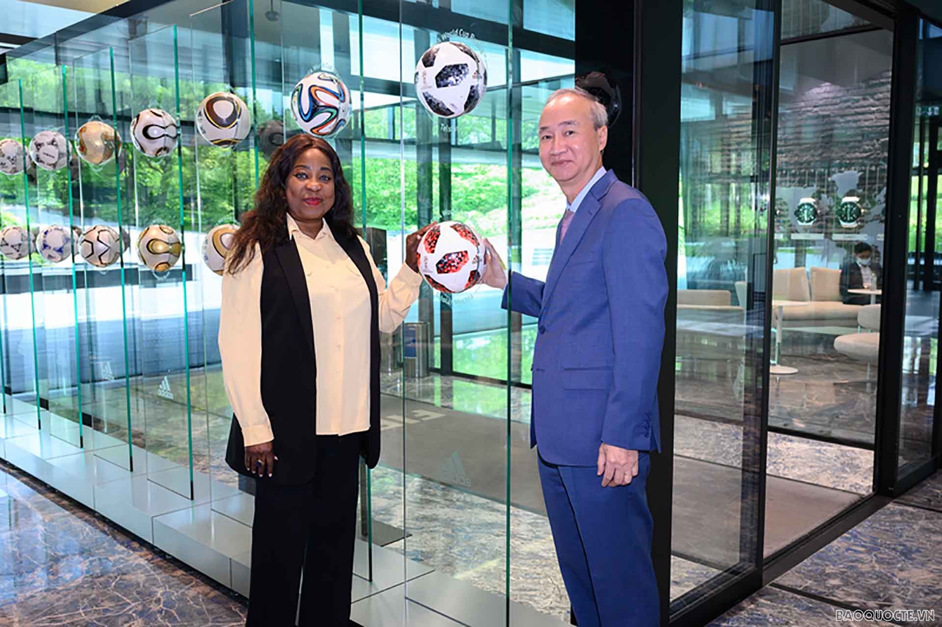 Tổng thư ký FIFA Fatma Samoura và Đại sứ Phùng Thế Long tại trụ sở Liên đoàn Bóng đá thế giới (FIFA)