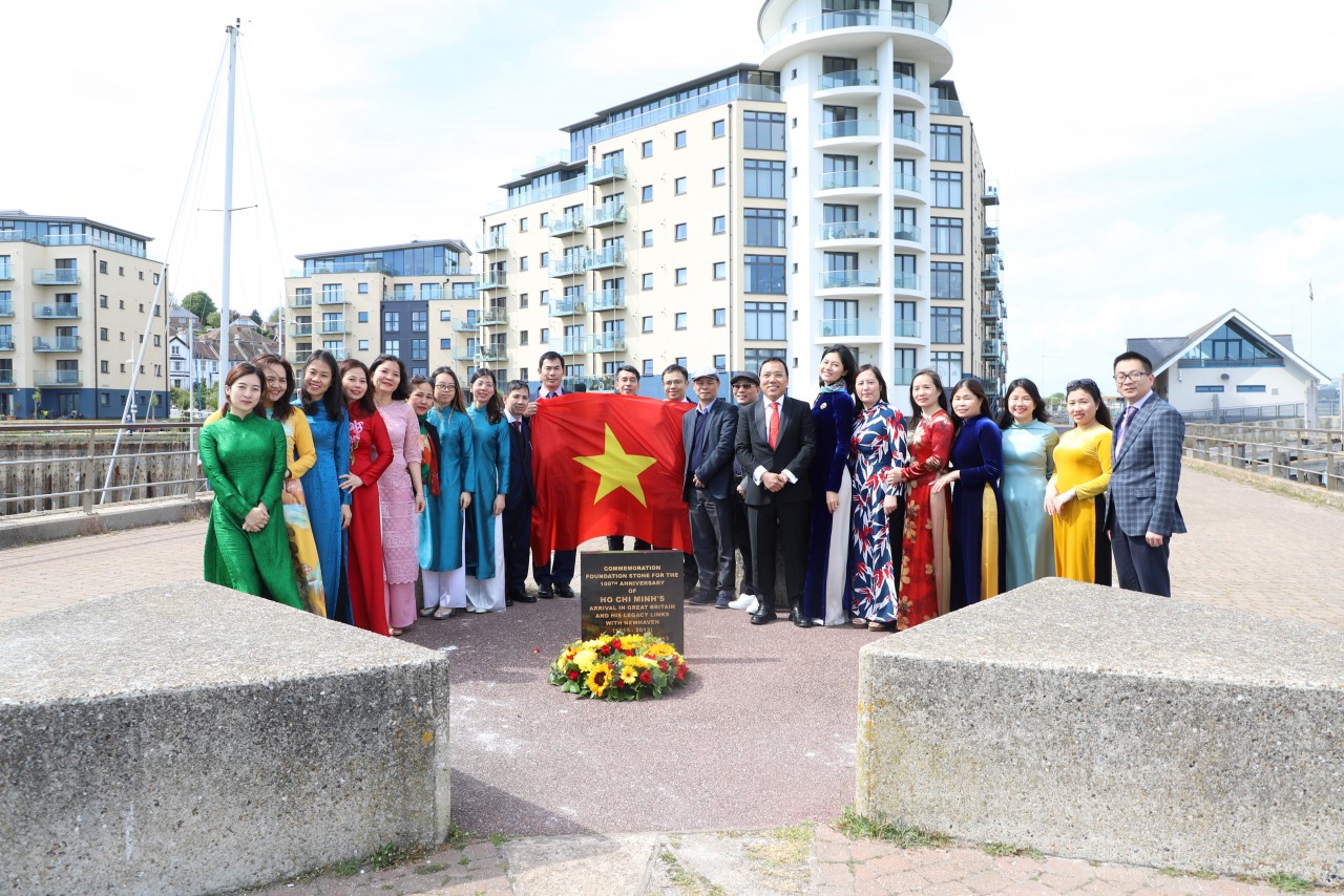 Dâng hoa tưởng niệm nhân dịp 132 năm ngày sinh Chủ tịch Hồ Chí Minh tại London
