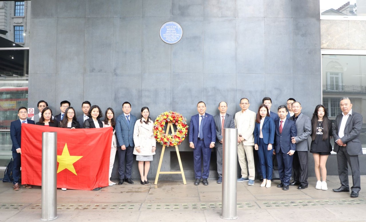 Dâng hoa tưởng niệm nhân dịp 132 năm ngày sinh Chủ tịch Hồ Chí Minh tại London