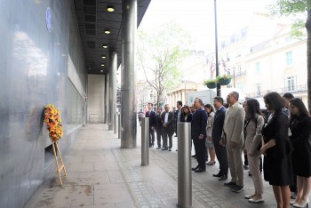 Dâng hoa tưởng niệm Chủ tịch Hồ Chí Minh tại London