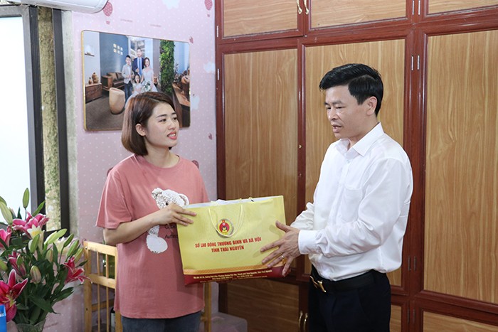 Phó Giám đốc Phạm Hoàng Hải tặng quà gia đình anh Trần Mạnh Hiếu