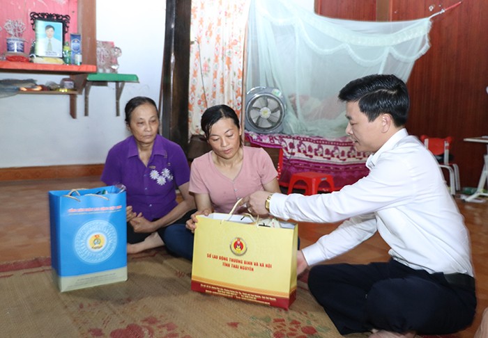 Ông Phạm Hoàng Hải, Phó Giám đốc Sở Lao động – Thương binh và Xã hội Thái Nguyên tặng quà gia đình anh Lăng Văn Trúc