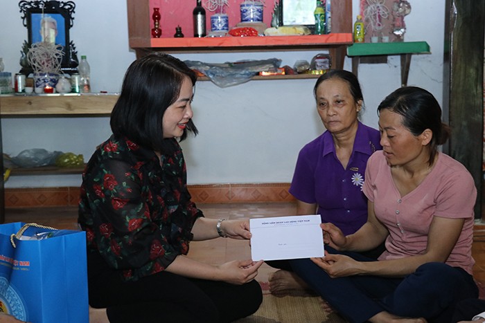Phó Cục trưởng Cục An toàn Lao động Chu Thị Hạnh tặng quà vợ nạn nhân Lăng Văn Trúc ở xóm Đông Mẫu, xã Tân Long (huyện Đồng Hỷ) 