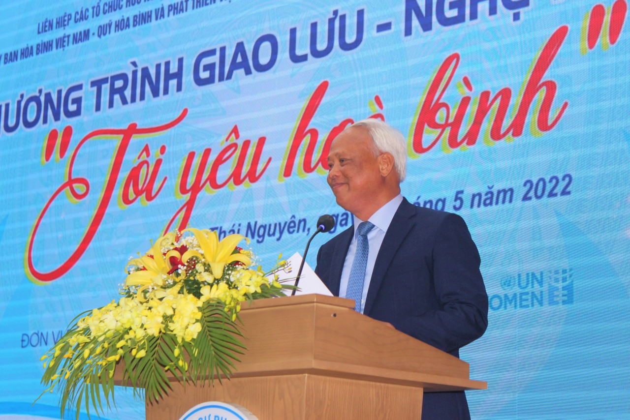 Ông Uông Chu Lưu phát biểu khai mạc buổi giao lưu.