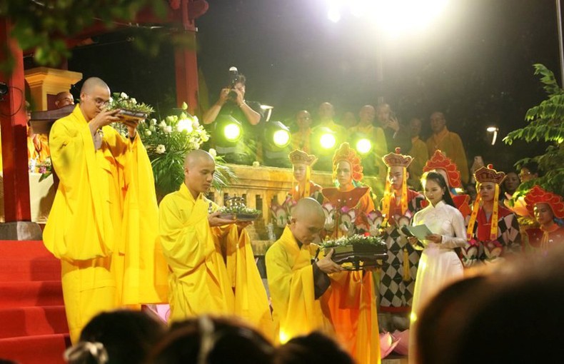 Thắp sáng 7 hoa sen mừng Phật đản trên sông Hương ảnh 3