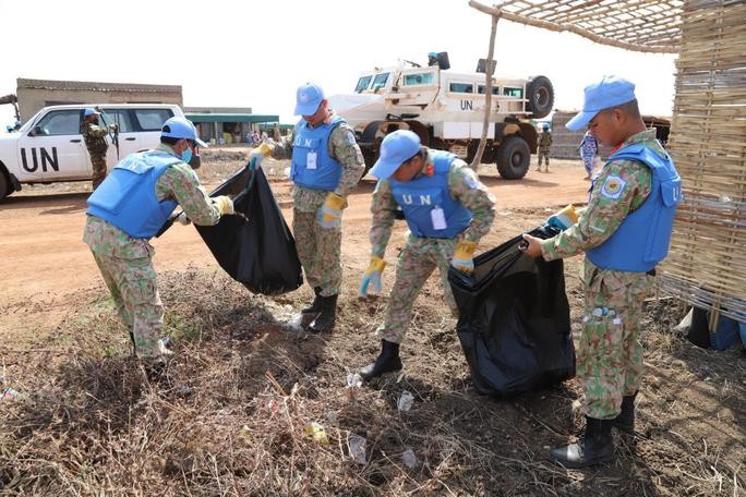 Lính công binh Việt Nam giúp người dân Nam Sudan làm sạch môi trường