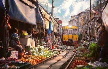 "Khu chợ đường ray" ở Thái Lan nhộn nhịp trở lại sau dịch COVID-19