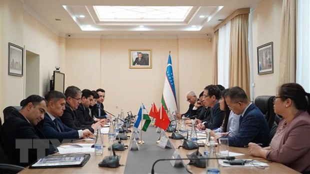 Đại sứ Đặng Minh Khôi và đoàn công tác hội đàm tại Bộ Đầu tư và Ngoại thương Uzbekistan.