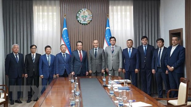 Đại sứ Đặng Minh Khôi và đoàn công tác chụp ảnh lưu niệm tại Bộ Giao thông Uzbekistan. (Ảnh: Duy Trinh/TTXVN)