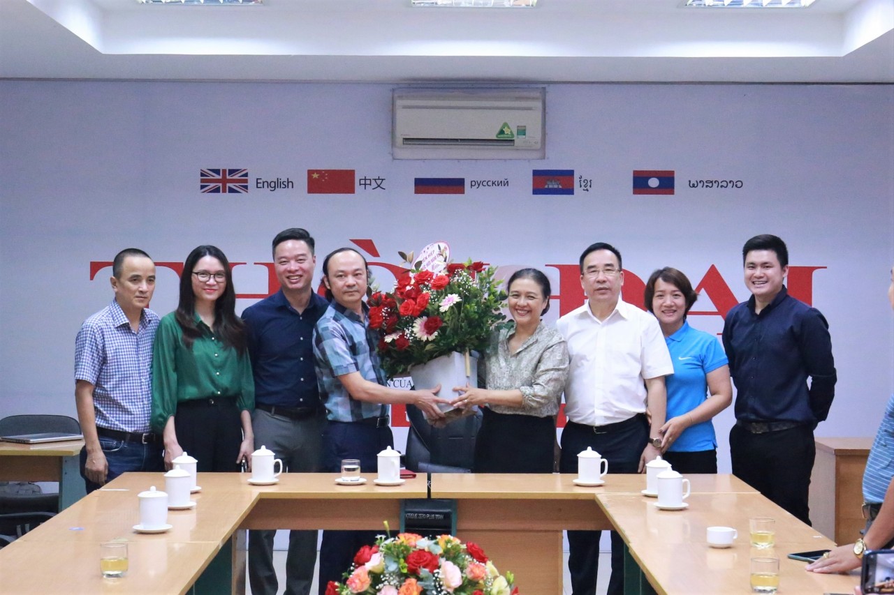Đại sứ Nguyễn Phương Nga tặng hoa