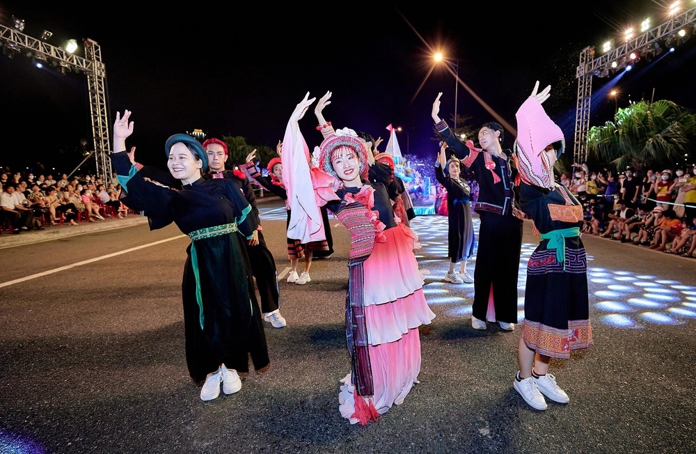 Đà Nẵng rực rỡ sắc màu với đêm lễ hội Carnival đường phố