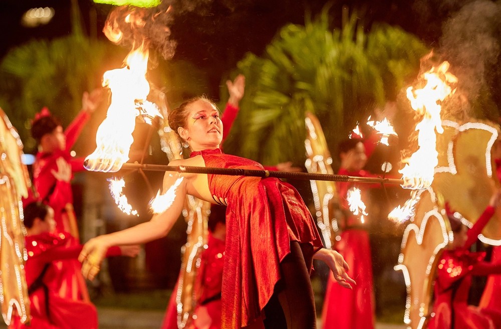 Đà Nẵng rực rỡ sắc màu với đêm lễ hội Carnival đường phố