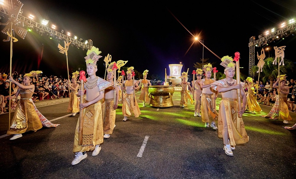 Đà Nẵng rực rỡ sắc màu với đêm lễ hội Carnival đường phố