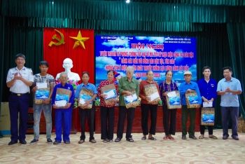 Cảnh sát biển phổ biến pháp luật, tặng quà giáo dân huyện Tiền Hải