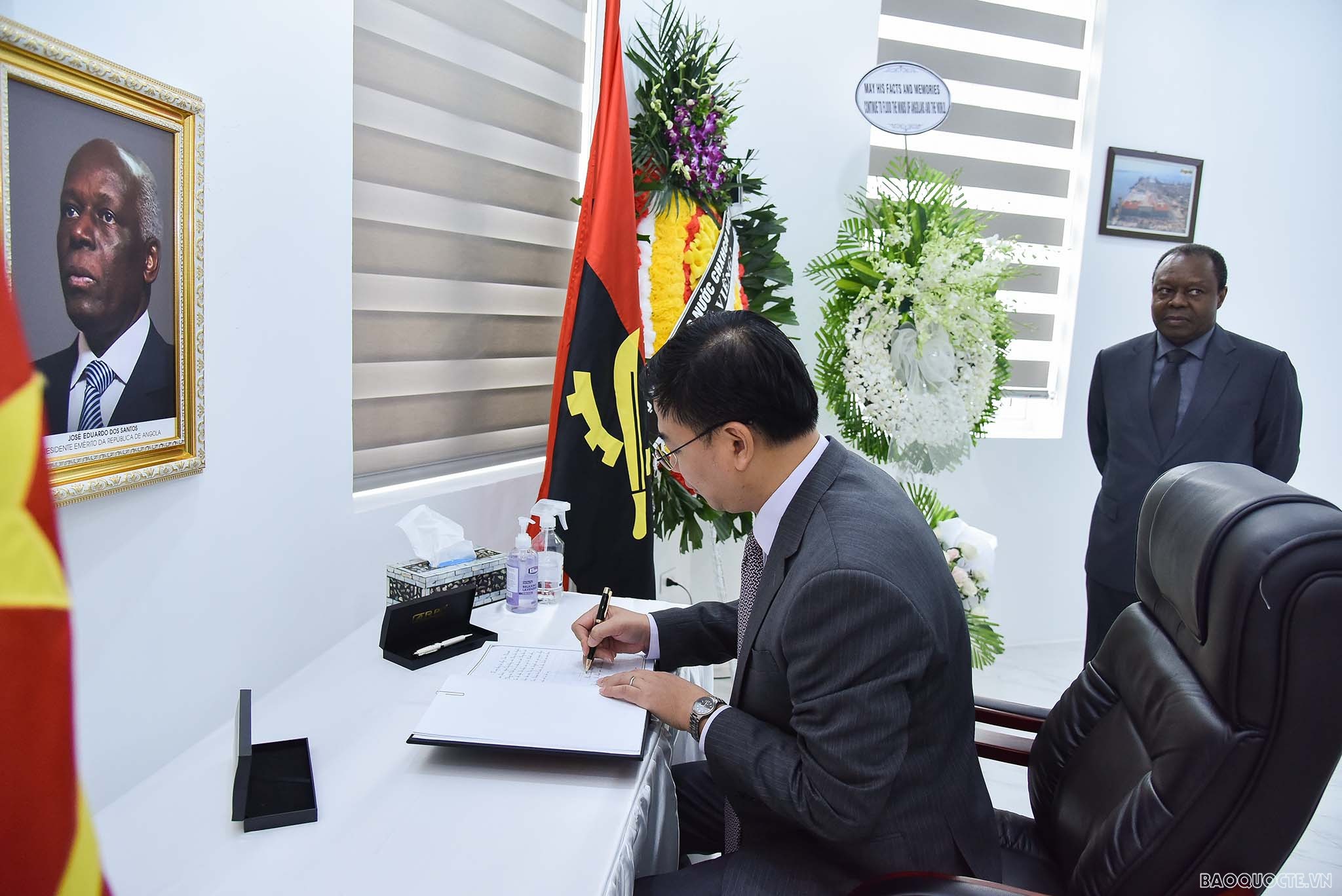 Thứ trưởng Ngoại giao Phạm Quang Hiệu ghi sổ tang, viếng nguyên Tổng thống Angola qua đời