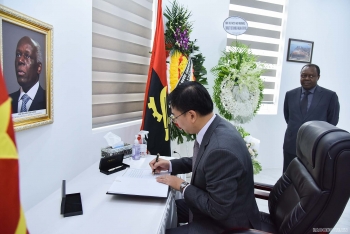 Thứ trưởng Ngoại giao Phạm Quang Hiệu ghi sổ tang, viếng cố Tổng thống Angola