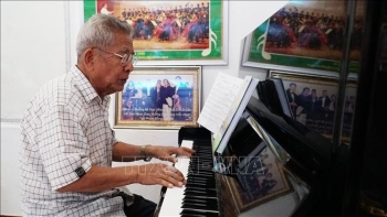 Tình cảm ấm áp của người nhạc sĩ Lào luôn dành tình yêu đặc biệt cho Bác Hồ