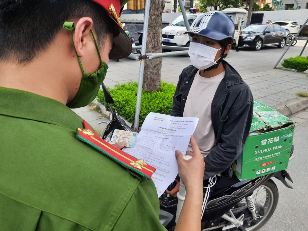 Hà Nội chính thức tiếp tục giãn cách xã hội đến ngày 6/9, giám sát chặt việc cấp giấy đi đường