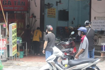 Người dân "vùng xanh" tại Hà Nội đứng xếp hàng chờ mua đồ ăn, sửa xe khi hàng quán mở cửa lại